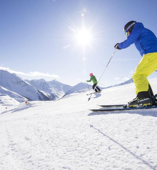 Zwei Skifahrer auf der Piste