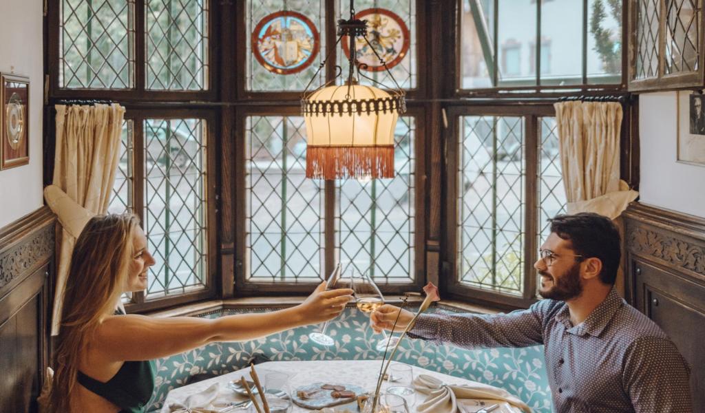 Un uomo e una donna sono seduti a un tavolo