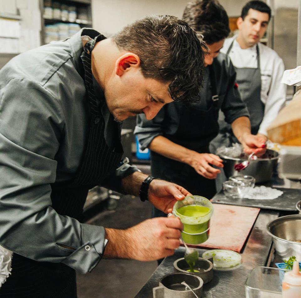 Peter Girtler bereitet ein Gericht zu