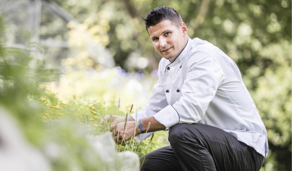 Ein Chefkoch im Kräutergarten