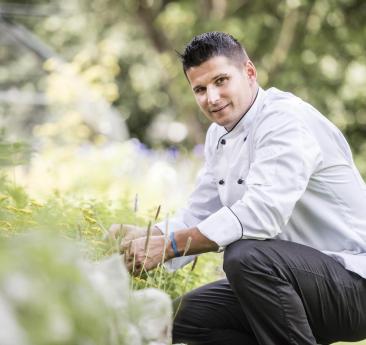 Uno chef nell’orto delle erbe aromatiche