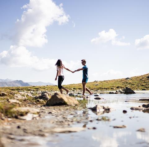 Ein Paar am Penser Joch bei einem Bergsee
