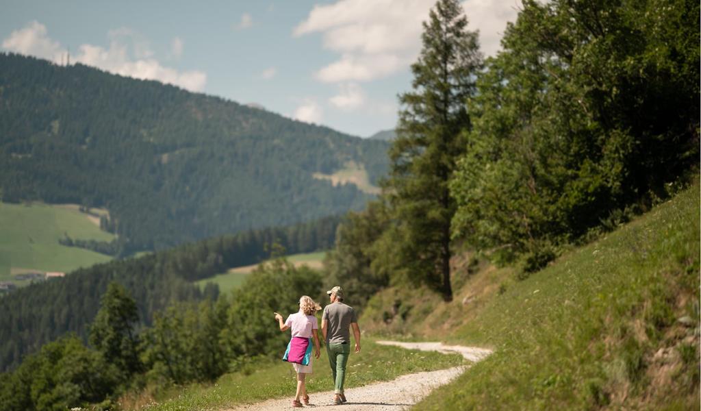 Ein Pärchen geht einen Wanderweg