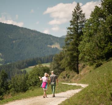 Ein Pärchen geht einen Wanderweg