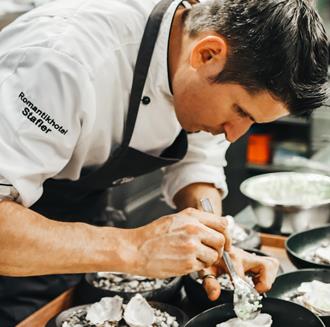 Un cuoco prepara dei piatti