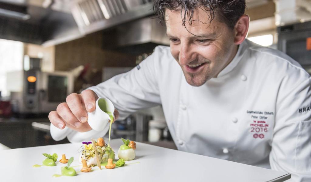 Peter Girtler prepara un piatto