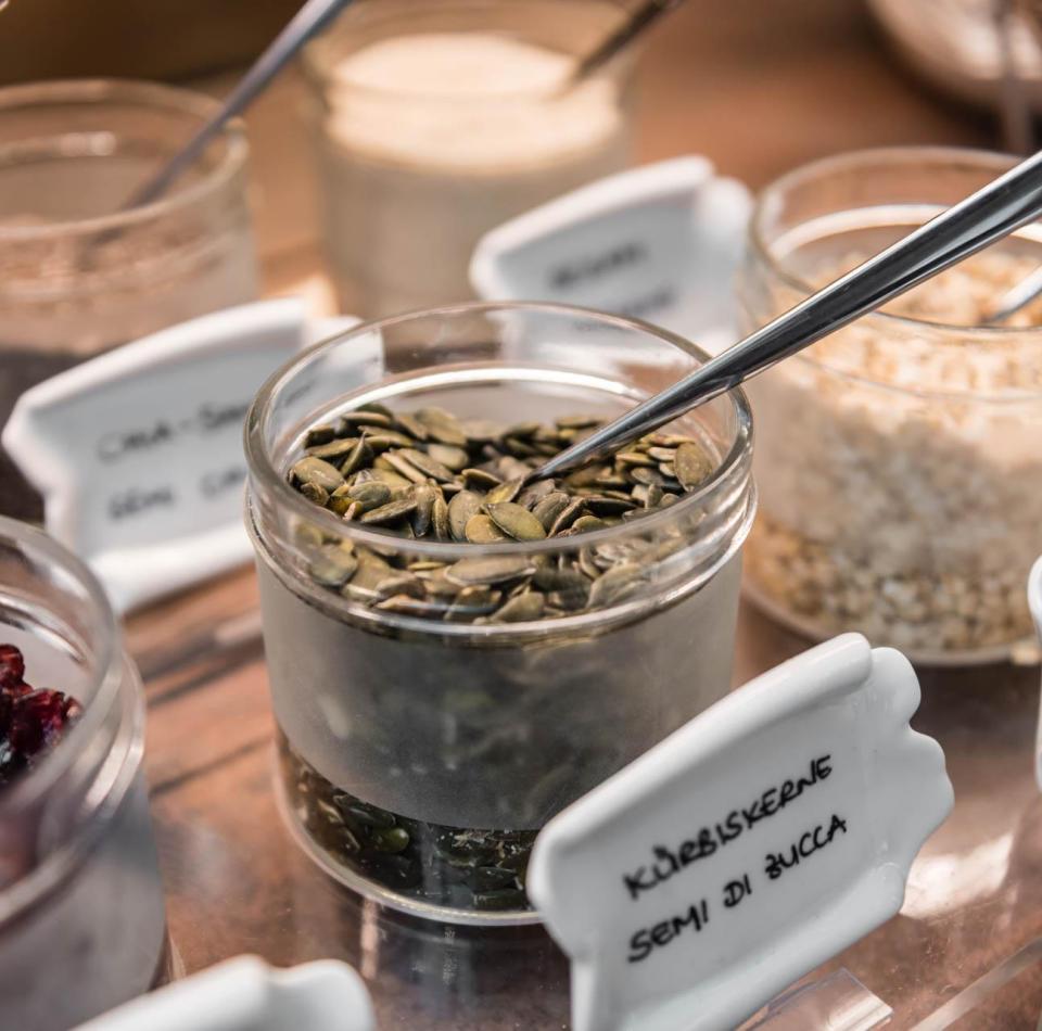 Una ciotola di vetro con semi di zucca