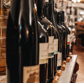 Verschiedene Flaschen Wein