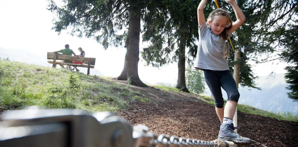 Ein Kind balanciert auf einem Seil