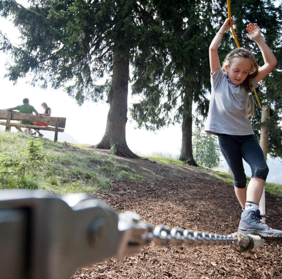 Un bambino cammina in equilibrio su una fune
