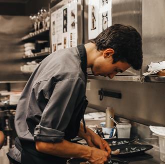 Uno chef prepara un piatto