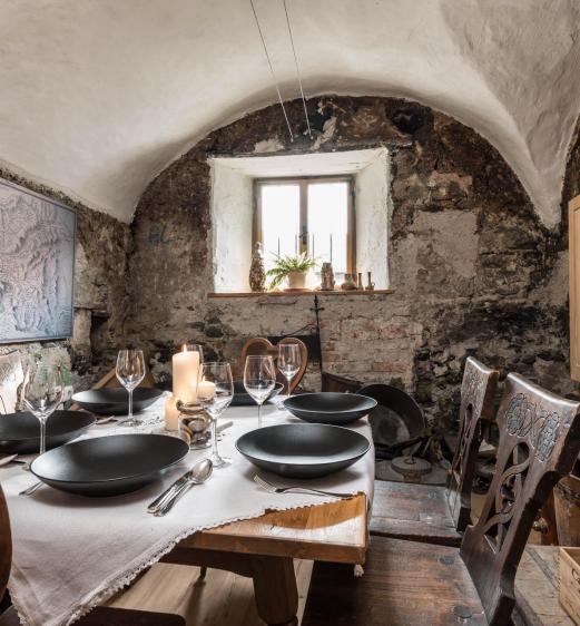 Una tavola apparecchiata nella Casa del Mercante