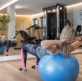 Eine Frau im Fitnessraum