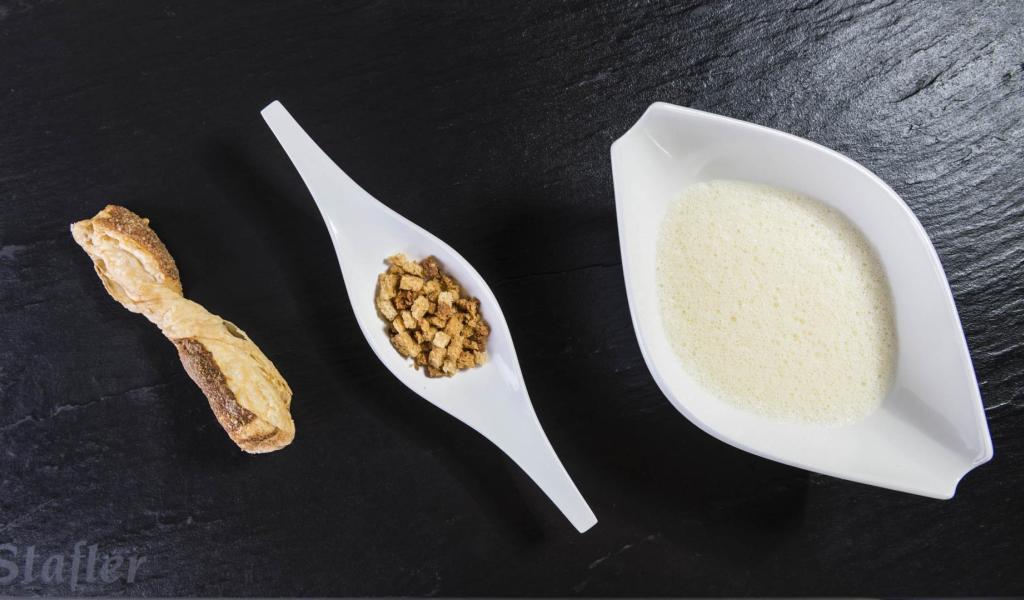 Suppe mit Brotcroutons