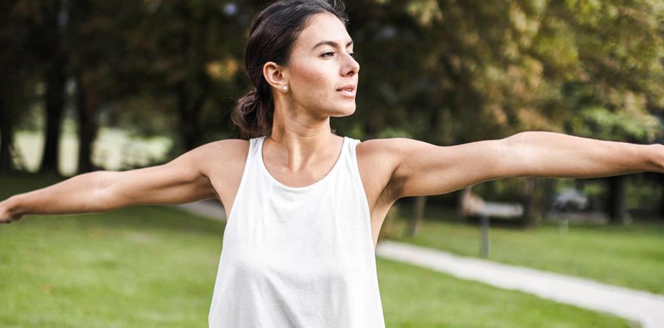 Una donna che fa yoga