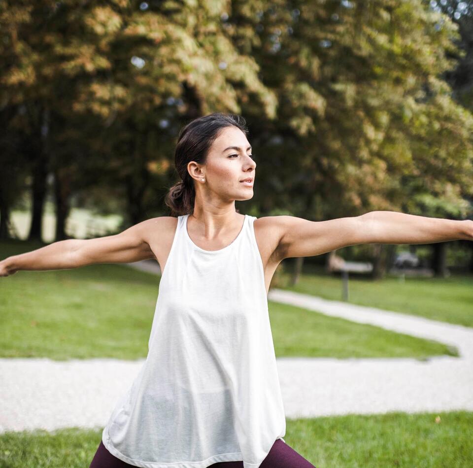 Eine Frau beim Yoga