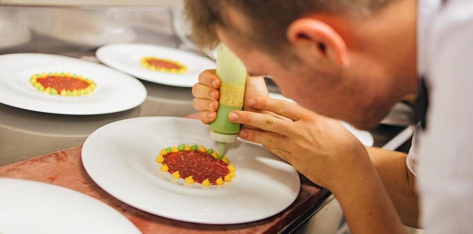 Uno chef prepara una creazione di antipasto