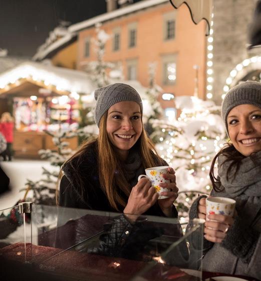 Zwei Frauen und ein Mann auf dem Christkindlmarkt
