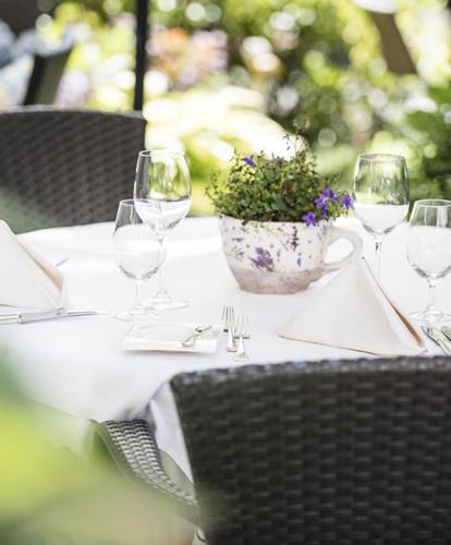 Ein gedeckter Tisch im Garten