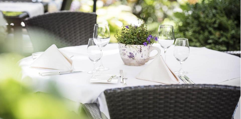 Ein gedeckter Tisch im Garten