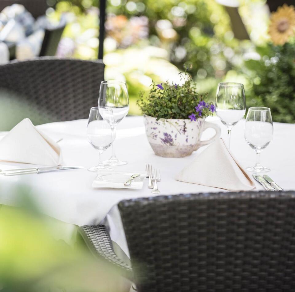Una tavola apparecchiata in giardino