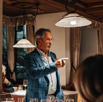 Un uomo è seduto a un tavolo apparecchiato