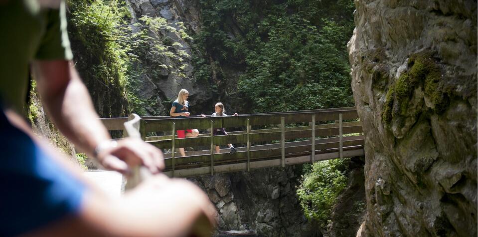 Una donna e un bambino si trovano su un ponte