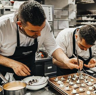 Due chef lavorano insieme alla preparazione di varie pietanze