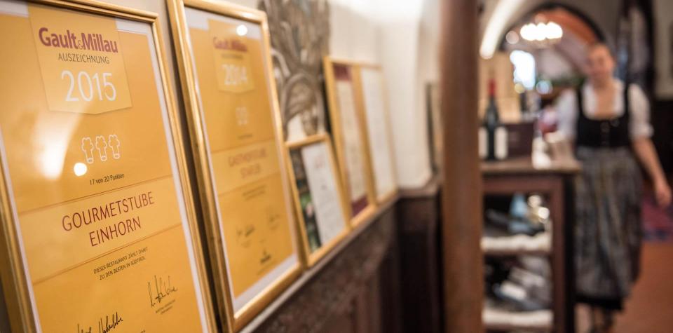 Verschiedene eingerahmte Auszeichnungen des Hotels Stafler