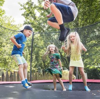 Kinder hüpfen im Trampolin