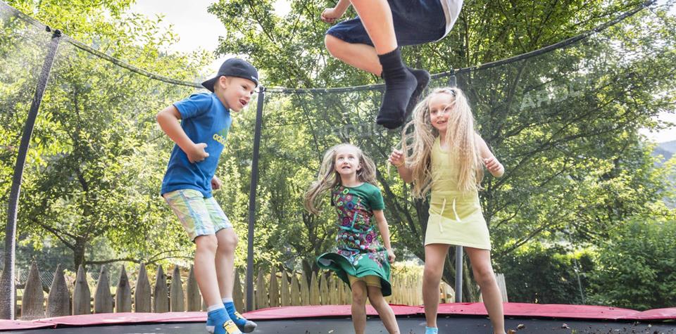 Kinder hüpfen im Trampolin