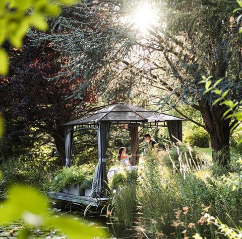 Un uomo e una donna siedono in giardino.