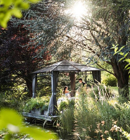 Ein Mann und eine Frau sitzen im Garten