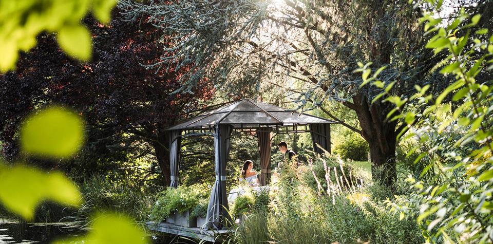 A man and a woman are sitting in the garden.