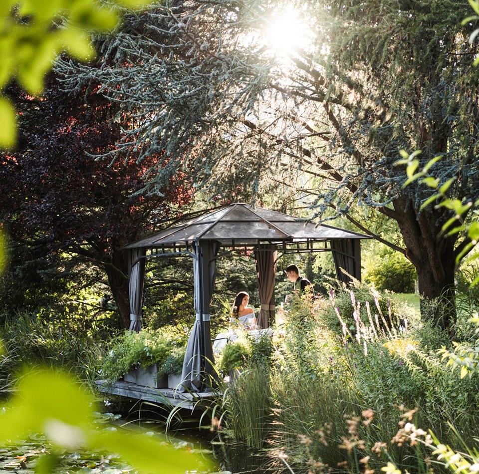 Un uomo e una donna siedono in giardino.