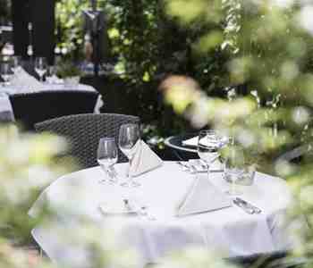 Una tavola apparecchiata in giardino